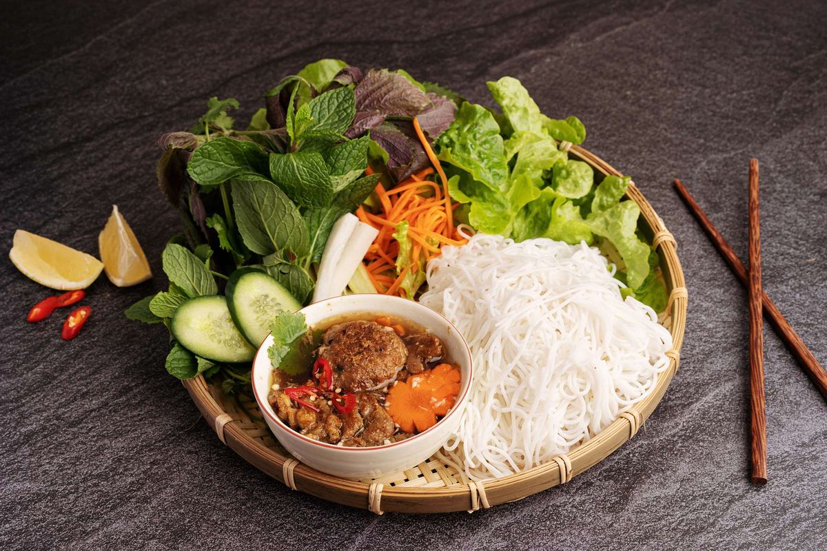 Công thức ướp thịt, pha nước chấm giúp bún chả chuẩn vị Hà Nội tại nhà