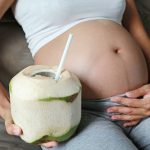 Uống nước dừa khi mang thai giúp con trắng hồng? Sự thật khoa học khiến nhiều mẹ bất ngờ