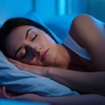 Ngủ đủ vẫn mệt? 8 thói quen ban đêm tiết lộ lý do