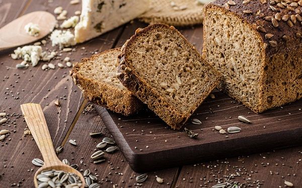 Ăn bánh mì đúng cách: 5 lựa chọn tốt cho người cao huyết áp