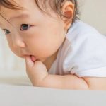 Khác biệt giữa trẻ thích mút ngón tay và trẻ không mút ngón tay sẽ dần lộ rõ khi lớn lên