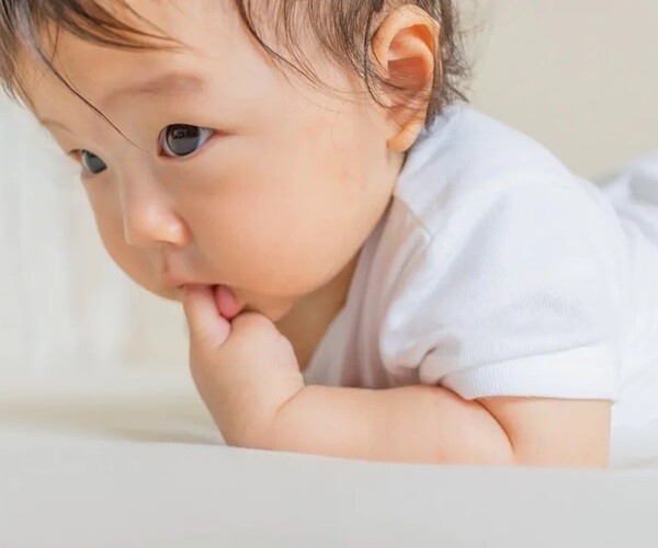 Khác biệt giữa trẻ thích mút ngón tay và trẻ không mút ngón tay sẽ dần lộ rõ khi lớn lên